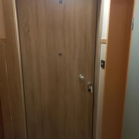 5 Modern With Free Parking Apartment